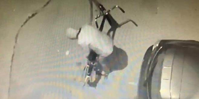 Bisiklet hırsızlığı güvenlik kamerasına yansıdı Bisiklet hırsızlığı güvenlik kamerasına yansıdı