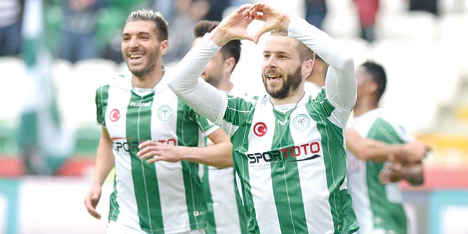 Sağ bek değil sanki forvet