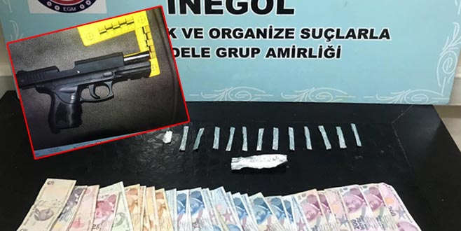 İnegöl’de uyuşturucu ve silah ele geçirildi İnegöl’de uyuşturucu ve silah ele geçirildi