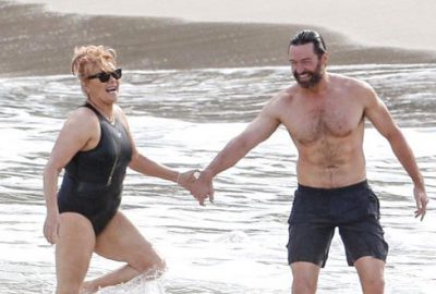 Ünlü oyuncunun eşini gören annesi sanıyor!