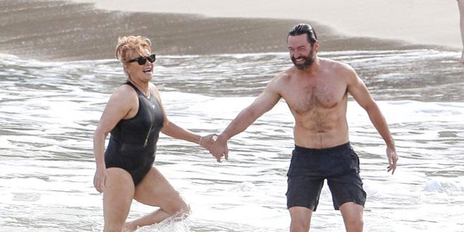 Ünlü oyuncunun eşini gören annesi sanıyor!