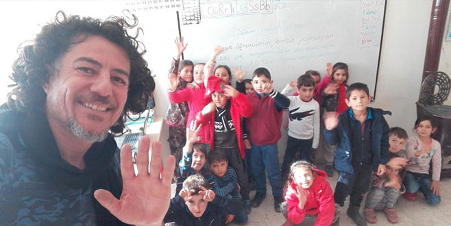 Çok sevdikleri öğretmenlerini göndermek istemediler