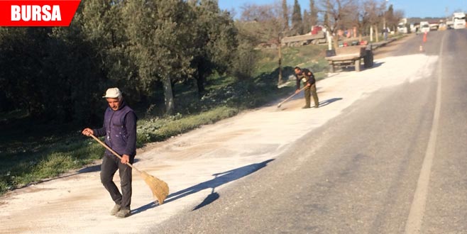 Yola dökülen mermer tozu sürücülere zor anlar yaşattı