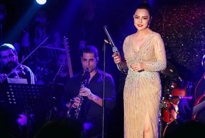 Yeni şarkılarıyla sahnede