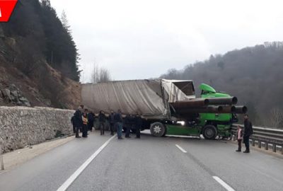TIR kaza yaptı, yol trafiğe kapandı