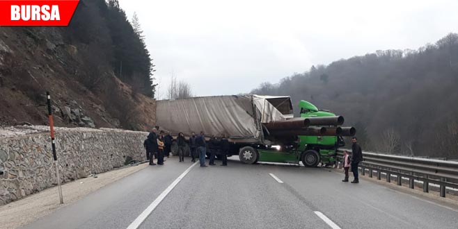 TIR kaza yaptı, yol trafiğe kapandı TIR kaza yaptı, yol trafiğe kapandı