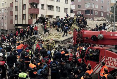 İstanbul’da çöken binada 3 kişi öldü, 12 kişi yaralı kurtarıldı