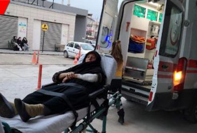 Motorlu testereyle odun keserken, eşini kolundan yaraladı