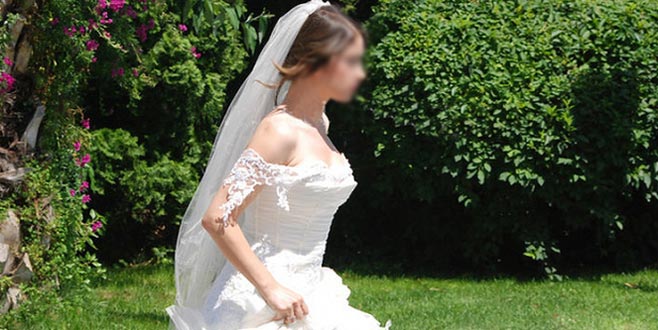 Dizilerde en çok gelinlik giyen ünlü oyuncunun kendi düğününde giydiği gelinliği beğenilmedi! Dizilerde en çok gelinlik giyen ünlü oyuncunun kendi düğününde giydiği gelinliği beğenilmedi!