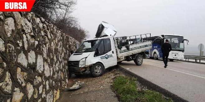 Kontrolden çıkan araç kaza yaptı: 3 yaralı Kontrolden çıkan araç kaza yaptı: 3 yaralı