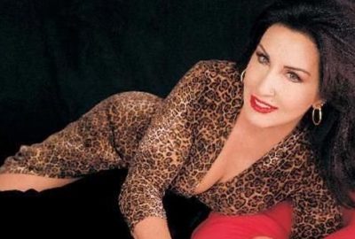 Nükhet Duru küvette çıplak poz verdi! İşte, ünlülerin magazin faciaları