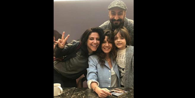 Albümünü imzaladı