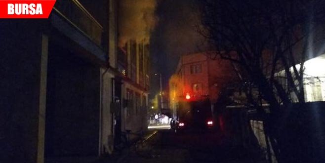 3 katlı apartmanda yangın paniği