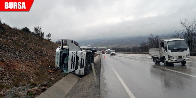 TIR devrildi: 1 yaralı TIR devrildi: 1 yaralı