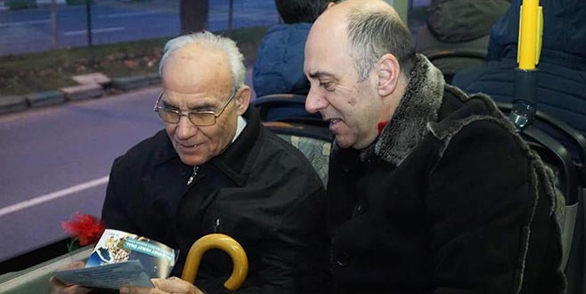 Belediye otobüsünde karanfil dağıtıp oy istedi Belediye otobüsünde karanfil dağıtıp oy istedi