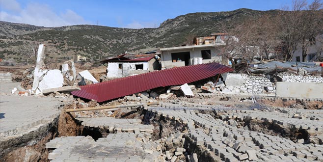 Toprak kaydı, evler tahliye edildi