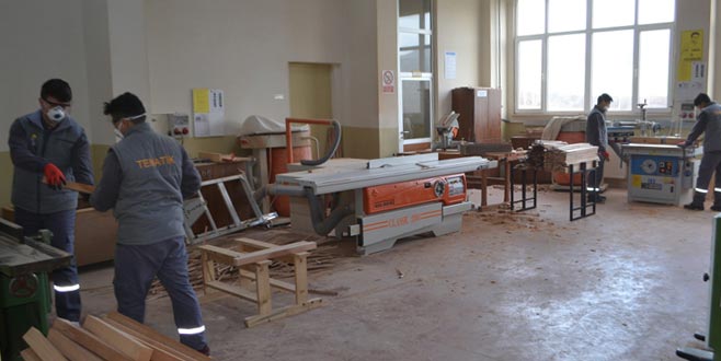 Öğrenciler ahşap oyuncak imal ediyor Öğrenciler ahşap oyuncak imal ediyor