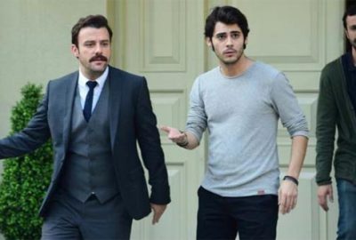 Yakışıklı oyuncunun sevgisi bunu da yaptırdı! Hayranları oteli bastı