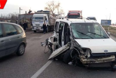 Kamyona çarpan araç hurdaya döndü