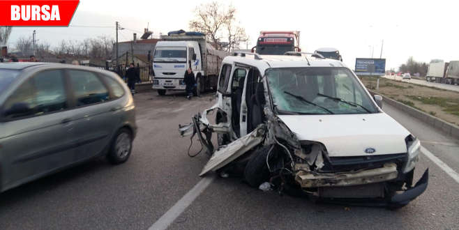 Kamyona çarpan araç hurdaya döndü