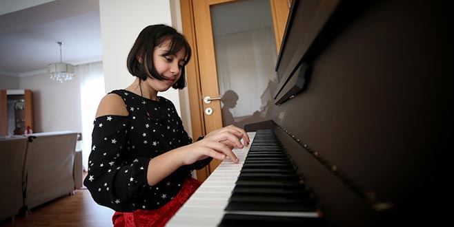 Bursalı piyanist yarışmalara Fazıl Say’ın hediyesiyle hazırlanacak Bursalı piyanist yarışmalara Fazıl Say’ın hediyesiyle hazırlanacak