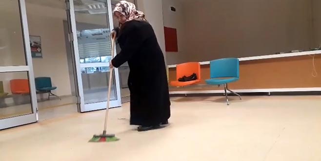 Muayene için gittiği hastanede temizlik yaptı