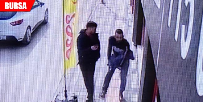 Sokak ortasında bıçakladı Sokak ortasında bıçakladı