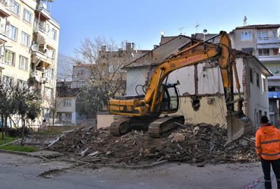 Eski binalar yıkılıyor