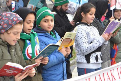 Yağmur altında kitap okudular 