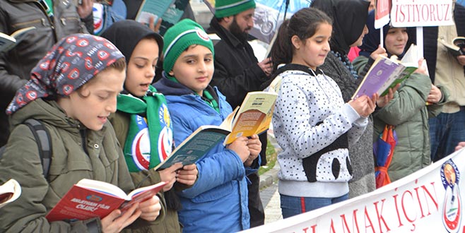 Yağmur altında kitap okudular Yağmur altında kitap okudular