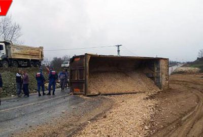 Çakıl yüklü kamyon devrildi