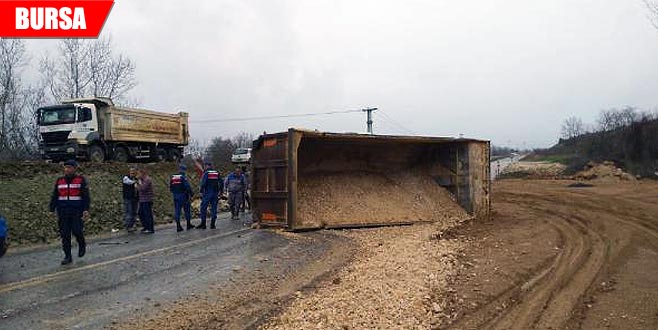 Çakıl yüklü kamyon devrildi Çakıl yüklü kamyon devrildi