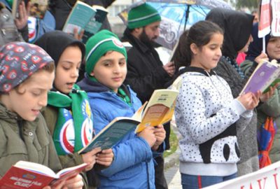 Yağmur altında kitap okudular 