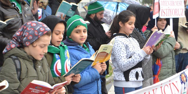 Yağmur altında kitap okudular Yağmur altında kitap okudular