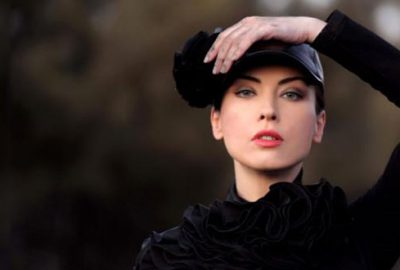 Yeni aşkıyla sarmaş dolaş poz verdi