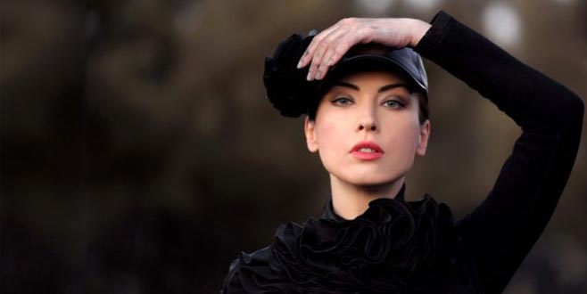 Yeni aşkıyla sarmaş dolaş poz verdi