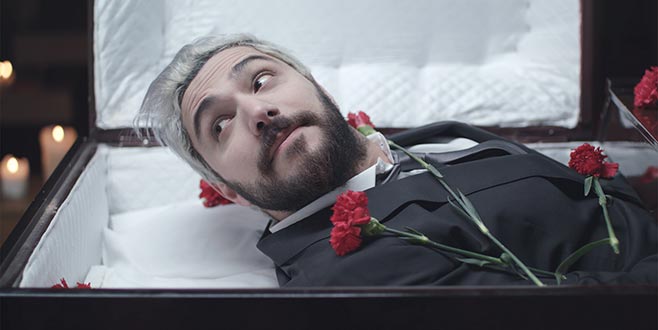 Ölmeden tabuta girdi!