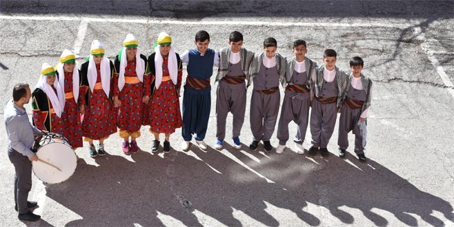 Duymadıkları ritme ayak uyduruyorlar Duymadıkları ritme ayak uyduruyorlar