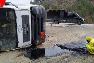 Kimyasal madde taşıyan tanker devrildi