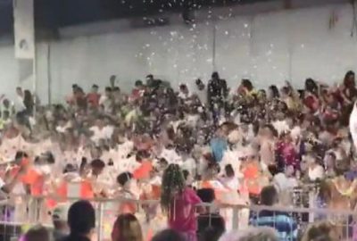 Sahne çöktü: 34 yaralı