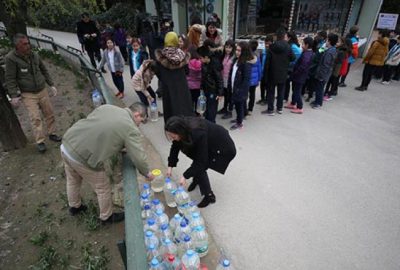 Farkındalık için bidonlarla su taşıdılar