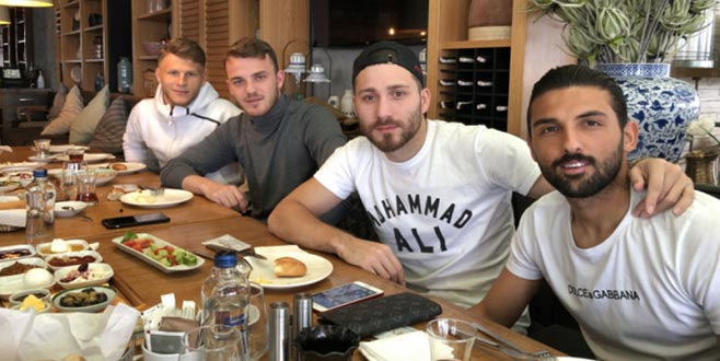 Serbest günde kahvaltıda buluştular