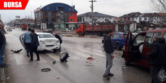 4 araç birbirine girdi 4 araç birbirine girdi