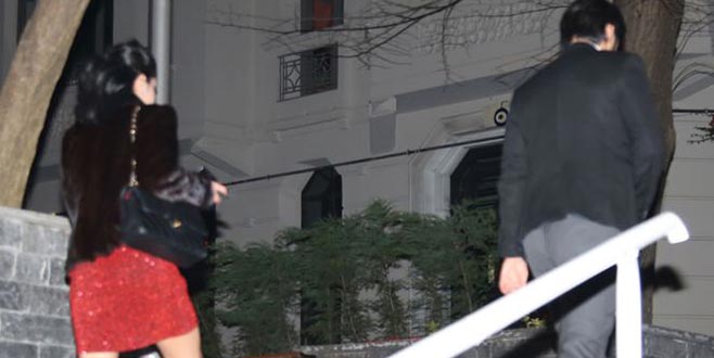 Sevgilisini bıraktı mekana kaçtı Sevgilisini bıraktı mekana kaçtı