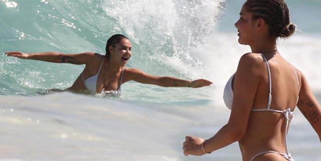 Güzel model dalgalara karşı! Bikinisini kontrol edemeyince..