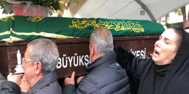 Ünlü şarkıcının babası, son yolculuğuna uğurlandı