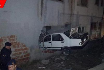 Otomobil eve daldı: Yaralılar var