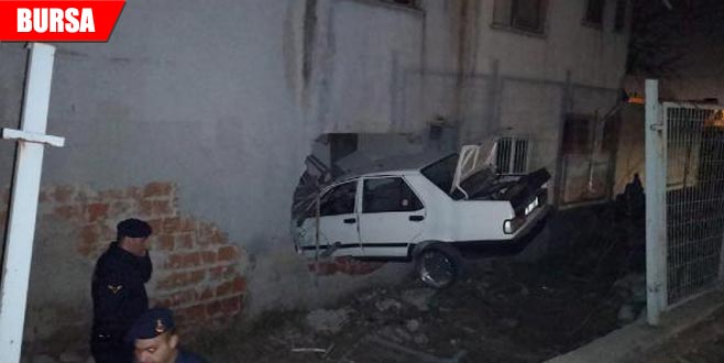 Otomobil eve daldı: Yaralılar var Otomobil eve daldı: Yaralılar var
