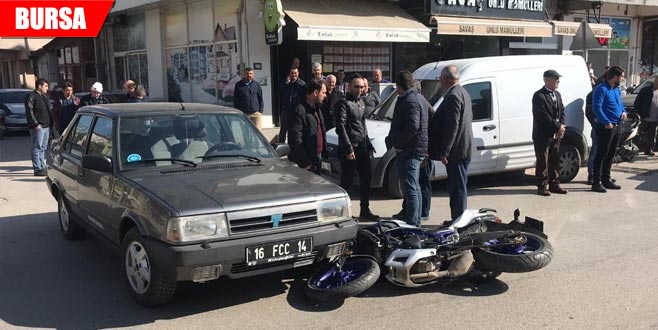 Motosiklet ile resmi plakalı otomobil çarpıştı Motosiklet ile resmi plakalı otomobil çarpıştı