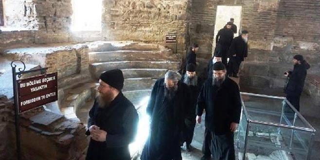 Yunanistan Ortodoks Kilisesi papazları, Ayasofya Orhan Camii’ni ziyaret etti